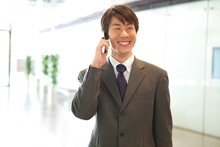 男性(ビジネスマン)の歯並びの悩みについて